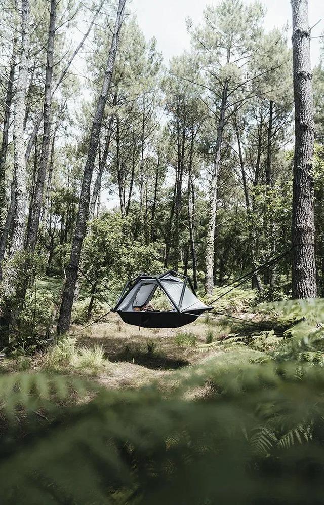 这款充气式露营帐篷可悬吊、可落地,10 分钟内搭好就可以睡