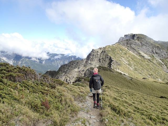 户外登山穿什么?告诉你登山衣裤该怎么穿