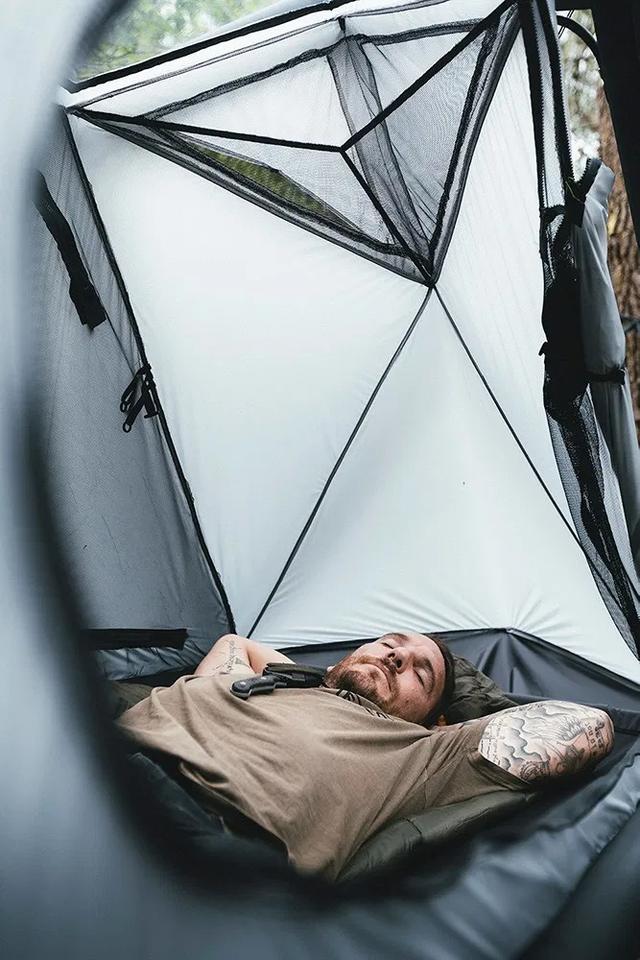 这款充气式露营帐篷可悬吊、可落地,10 分钟内搭好就可以睡
