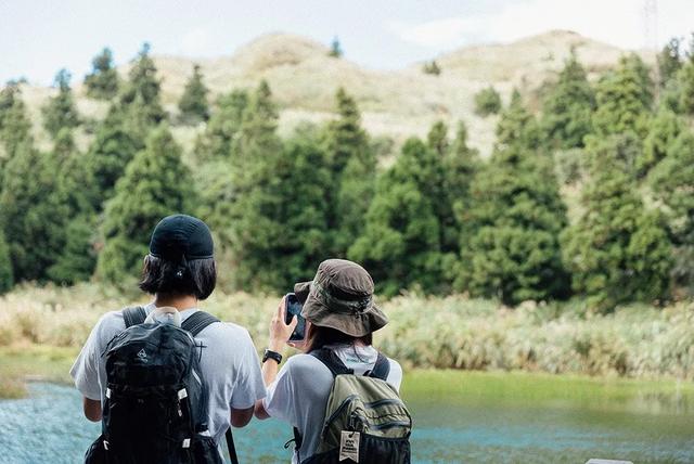 小情侣穿上Salomon萨洛蒙徒步鞋去爬山,这才是真正的爱情