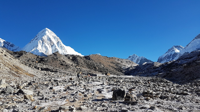 珠穆朗玛峰也发现了不应该存在的东西,污染原因可能是登山装备