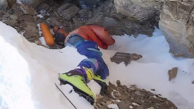 珠峰上的绿靴子,20多年在那却没人管的遇难者遗体