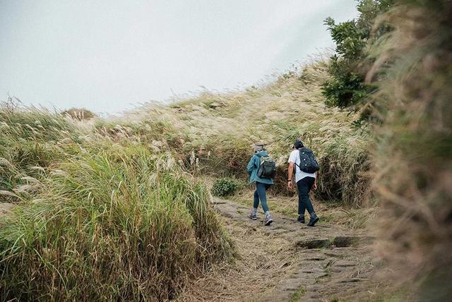 小情侣穿上Salomon萨洛蒙徒步鞋去爬山,这才是真正的爱情