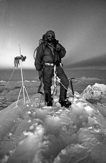 英国第一位登顶珠峰的传奇登山家逝世,曾在8000米的珠峰上过夜