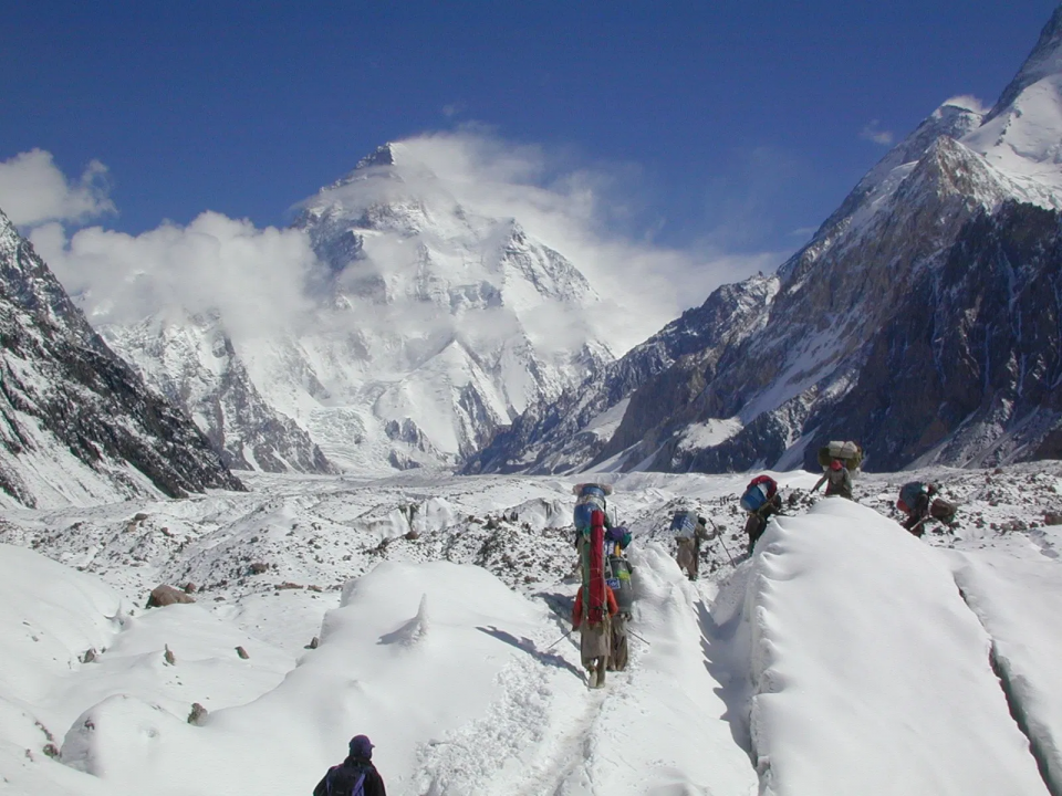 冬季的8000米山峰上演大戏,疫情年底K2乔戈里峰上热闹非凡