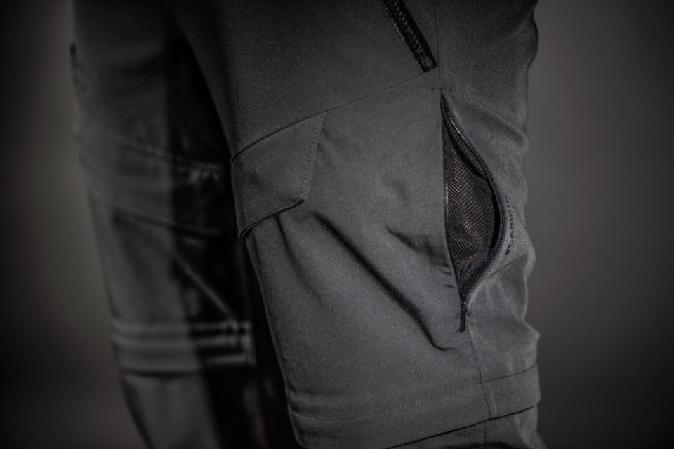 石墨烯做的裤子坚固耐用且防水,除了不能防弹,能穿一辈子