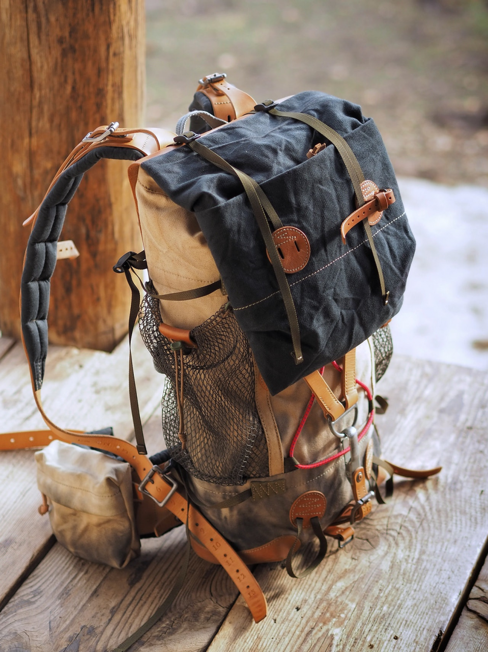 俄罗斯人一针一线打造出价值上万的背包，也可能是最贵的登山背包
