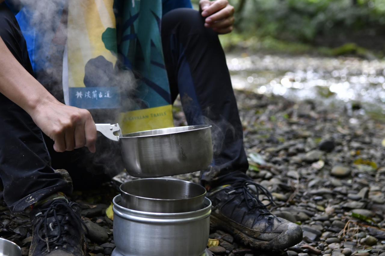 看驴友新买的酒精炉分享体验，野外温酒煮茶吃大餐香的很