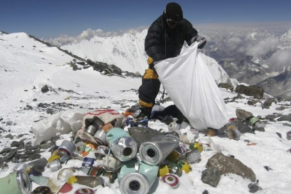 珠峰上的垃圾太多，有人准备把垃圾做成纪念品卖给游客