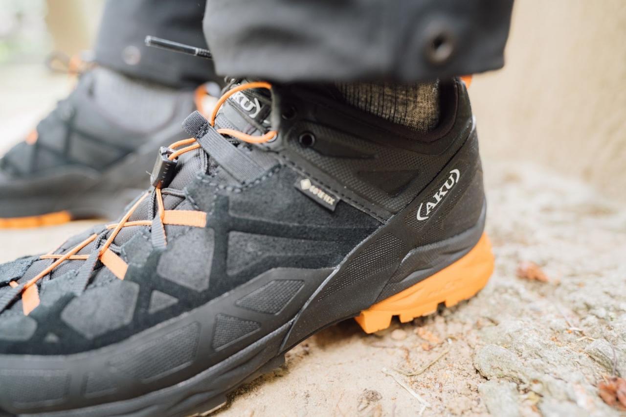 穿着AKU徒步鞋去爬石头，一个来自意大利的户外品牌