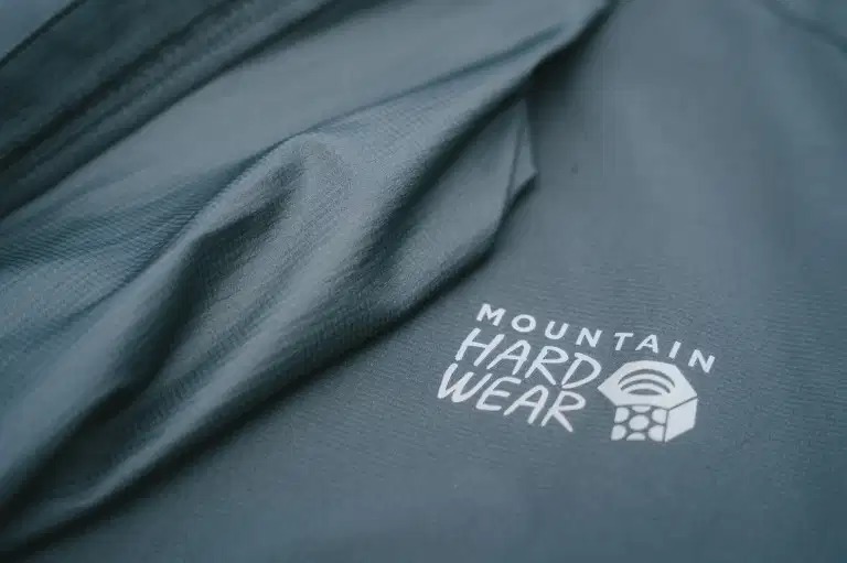 这款衣服是软壳又是风衣，一件远比你想象的功能更强大的Mountain Hardwear山浩外套