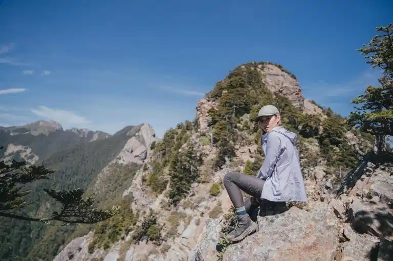 这款衣服是软壳又是风衣，一件远比你想象的功能更强大的Mountain Hardwear山浩外套