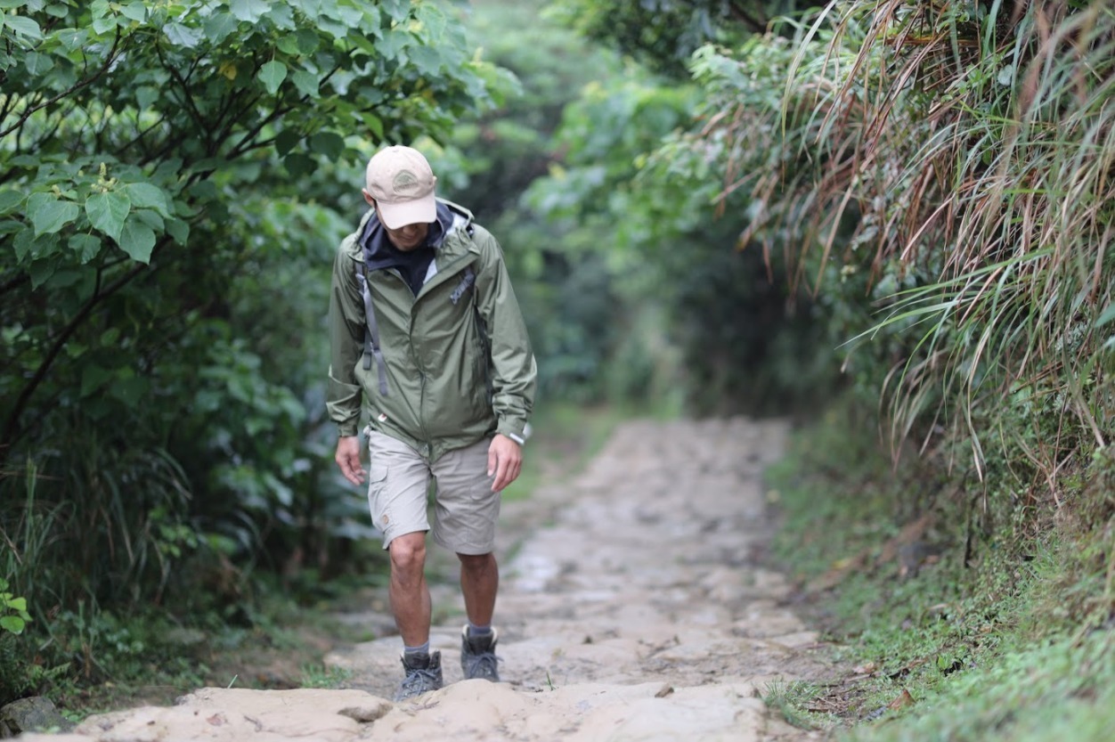 瑞典北极狐Fjallraven冲锋衣实测，户外徒步下雨骑车穿它没错