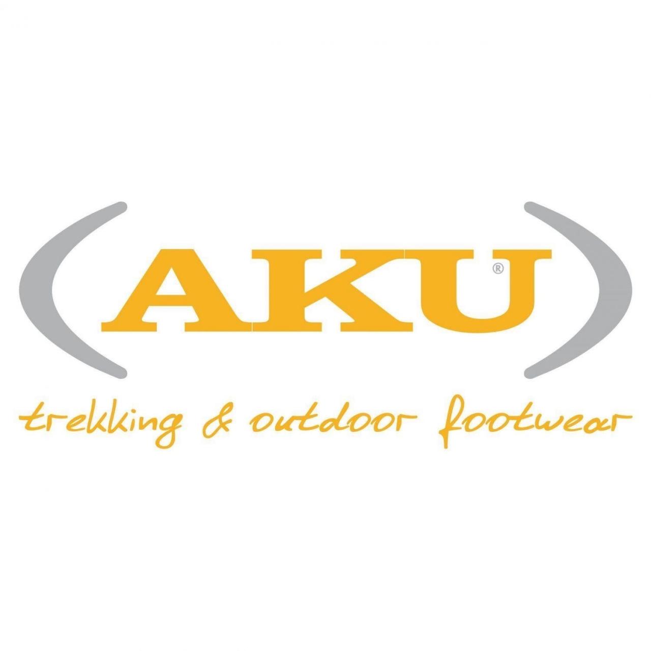 穿着AKU徒步鞋去爬石头，一个来自意大利的户外品牌