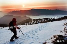 喜欢在冬天户外登山的驴友们 这么寒冷的环境下要如何做好保暖呢?