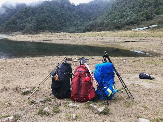 新装备大开箱，户外背包和登山杖